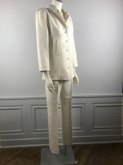 COURREGES

Ensemble gabardine blanc cassé...
