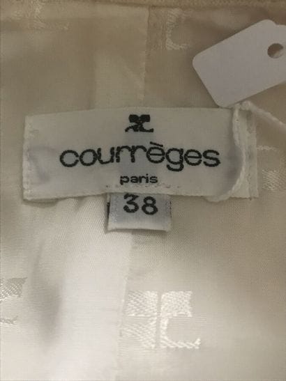 COURREGES

Ensemble gabardine blanc cassé...