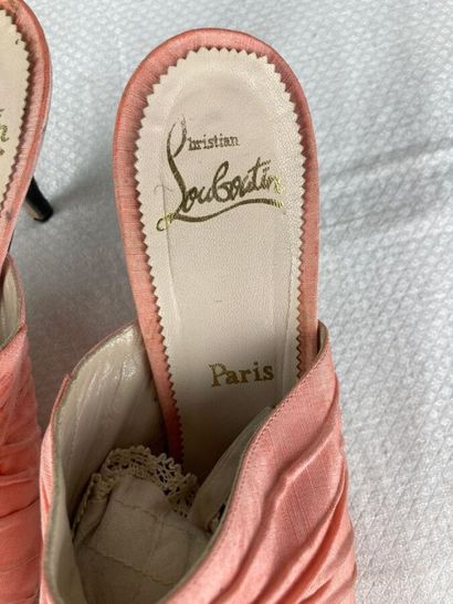 CHRISTIAN LOUBOUTIN

Paire de mules en toile...