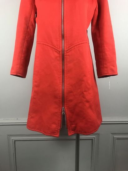 COURREGES

Robe en satin de coton rouge vermillon,...