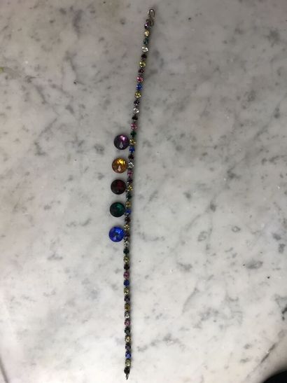 YVES SAINT-LAURENT

Collier constitué de...