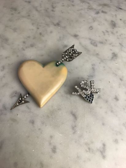 YVES SAINT LAURENT

Broche coeur en résine...