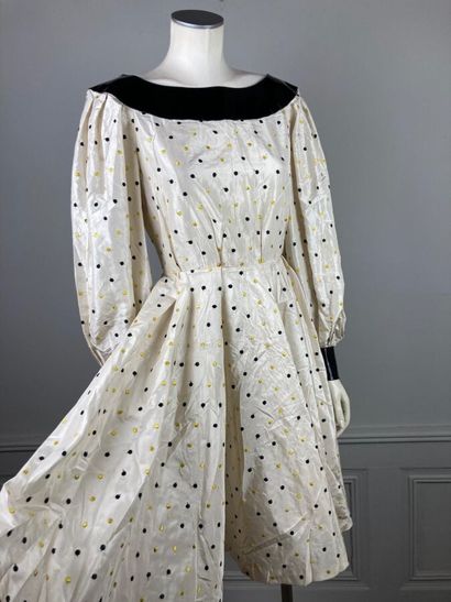 TAN GIUDICELLI

Circa 1975

Robe en soie...