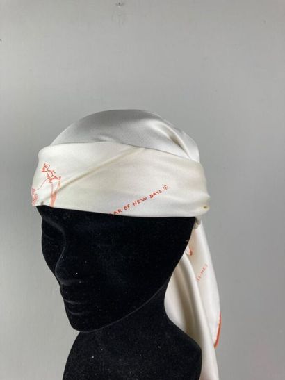 HERMES Paris

Carré en twill de soie blanc...