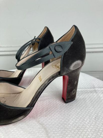 CHRISTIAN LOUBOUTIN

Paire d'escarpins en...