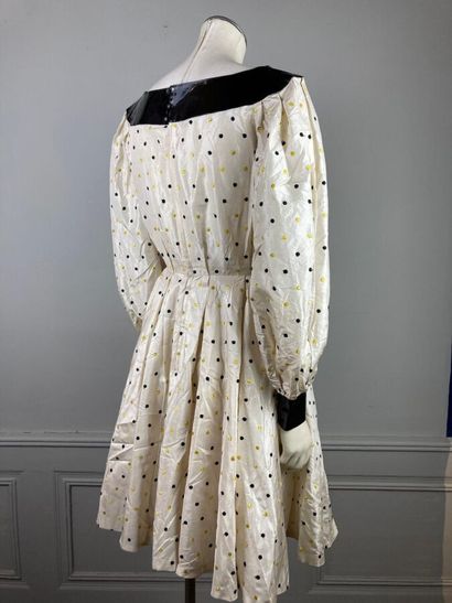 TAN GIUDICELLI

Circa 1975

Robe en soie...
