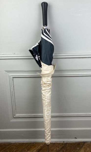 CHANEL

Parapluie de golf, en nylon ivoire...