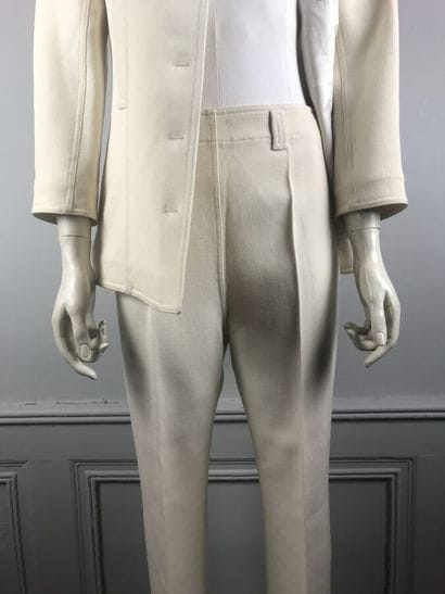 COURREGES

Ensemble gabardine blanc cassé...