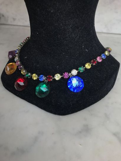 YVES SAINT-LAURENT

Collier constitué de...