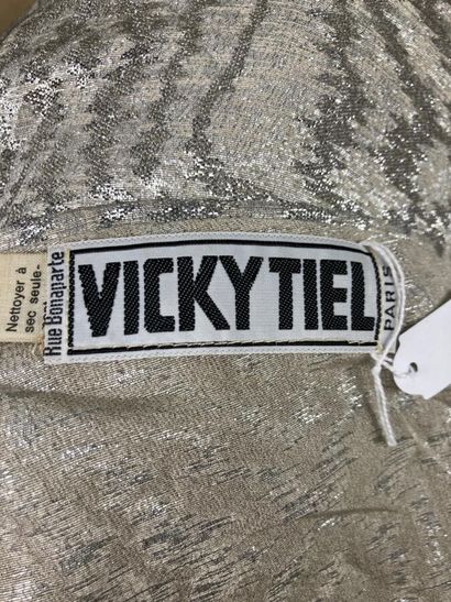 VICKY TIEL 

Circa 1978

Robe longue en lamé...