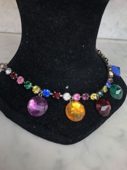 YVES SAINT-LAURENT

Collier constitué de...
