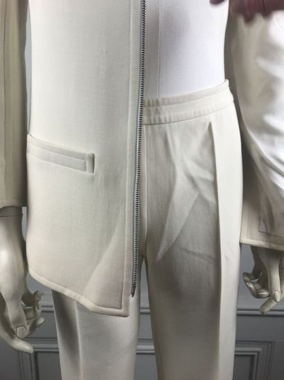 COURREGES

Ensemble gabardine de laine écrue...