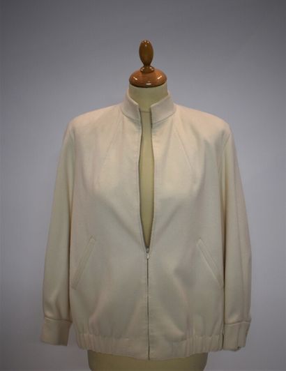 GIVENCHY Haute Couture

Ensemble comprenant...