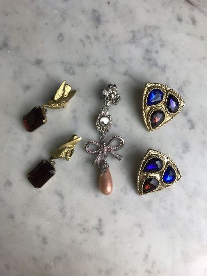 ANONYME

Lot comprenant une paire de boucles...