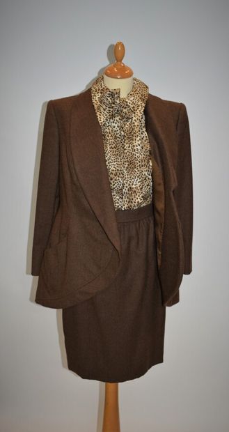 HANAE MORI Couture 

Tailleur en feutre marron...