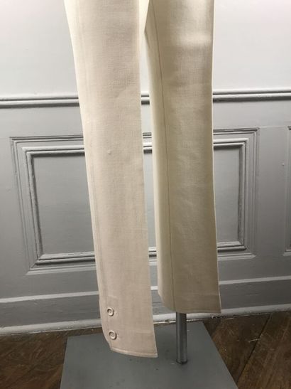 COURREGES

Ensemble gabardine blanc cassé...
