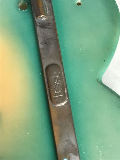 YVES SAINT LAURENT

Broche coeur en résine...