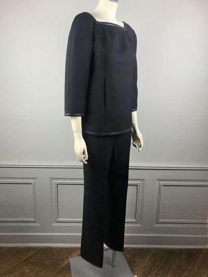 COURREGES

Ensemble gabardine de laine noire,...