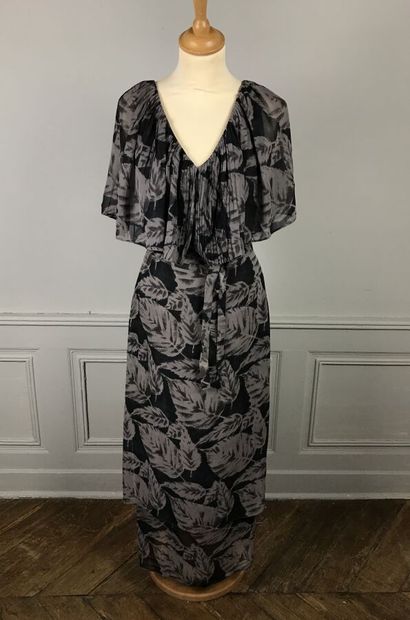 CACHAREL

Circa 1970

Robe en viscose noir...