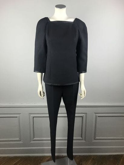 COURREGES

Ensemble gabardine de laine noire,...