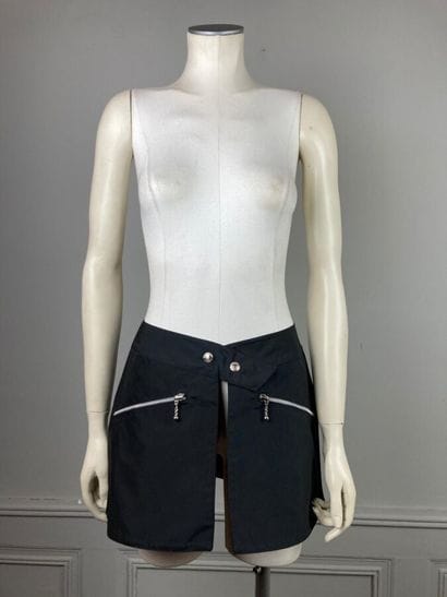 MUGLER Trademark

Circa 1990

Sur jupe en...