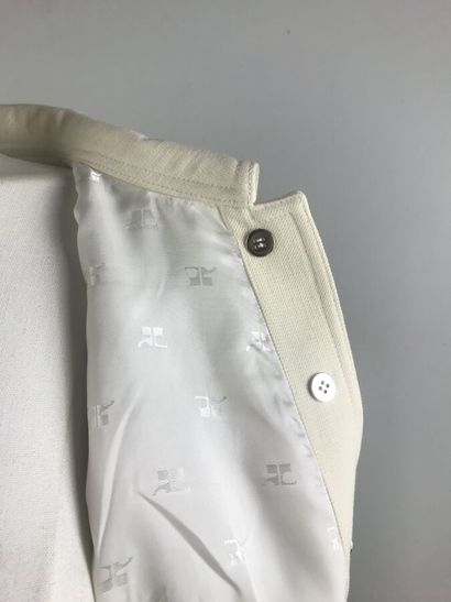 COURREGES

Ensemble gabardine blanc cassé...