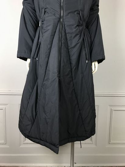 ISSEY MIYAKE

Manteau long en nylon de soie...