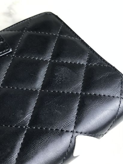 CHANEL

Petit porte agenda en cuir matelassé...