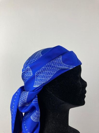 LOUIS VUITTON Mai 1991, édition limitée

Carré...
