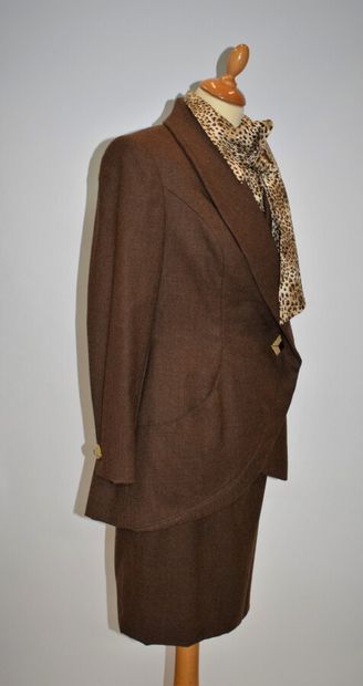 HANAE MORI Couture 

Tailleur en feutre marron...