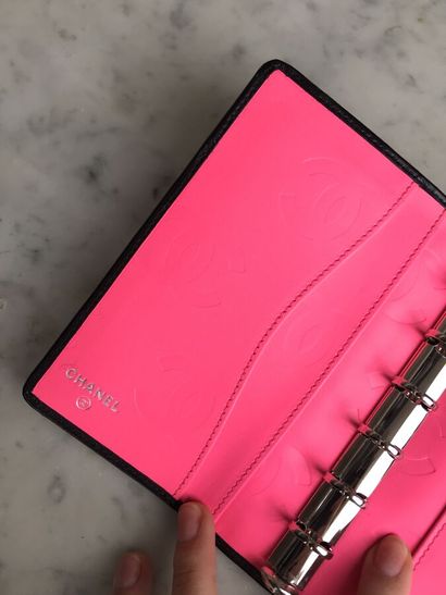 CHANEL

Petit porte agenda en cuir matelassé...