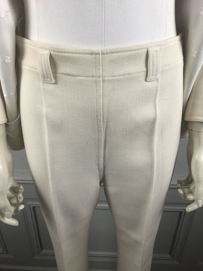 COURREGES

Ensemble gabardine blanc cassé...