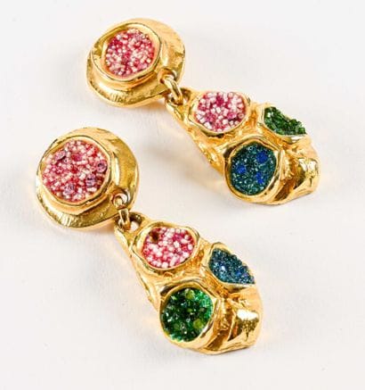 ANONYME

Paire de pendants d'oreille en résine...