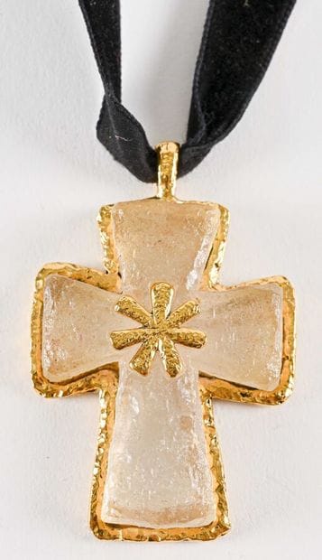 POGGI

Pendentif crois en résine façon quartz...