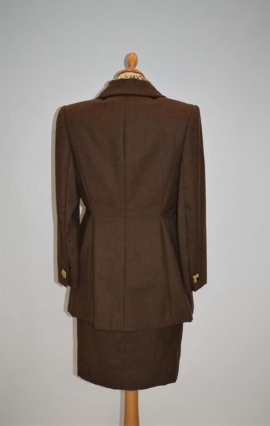 HANAE MORI Couture 

Tailleur en feutre marron...