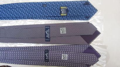 HERMES Paris

Lot de trois cravates en soie...
