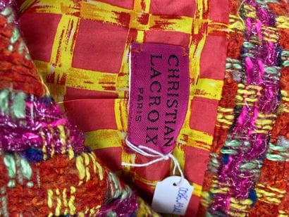 CHRISTIAN LACROIX

Veste courte en tweed...