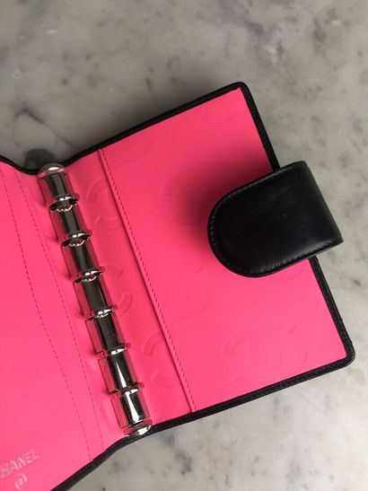 CHANEL

Petit porte agenda en cuir matelassé...