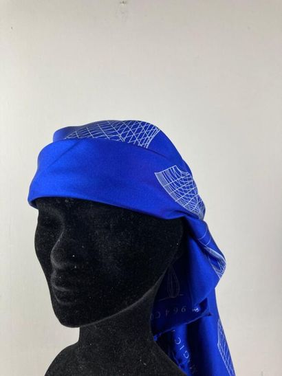 LOUIS VUITTON Mai 1991, édition limitée

Carré...
