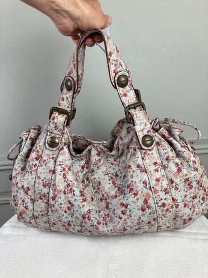 GERARD DAREL

Sac 24 heures en cuir bleu...