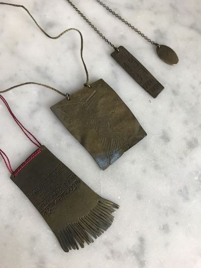ISABEL MARANT

Lot comprenant deux pendentifs...