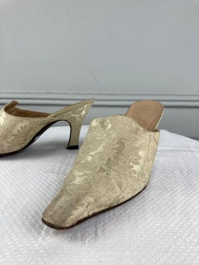 CARLOS SUARES

Paire de mules en coton broché...