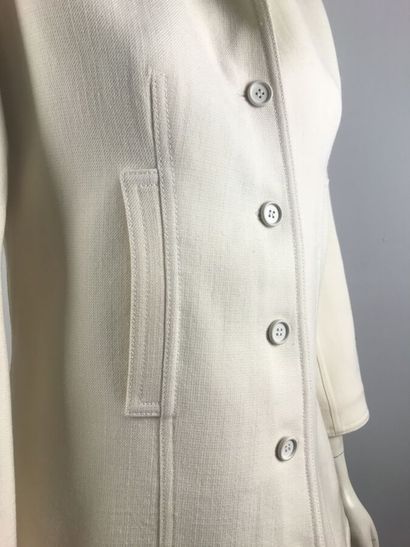 COURREGES

Ensemble gabardine blanc cassé...