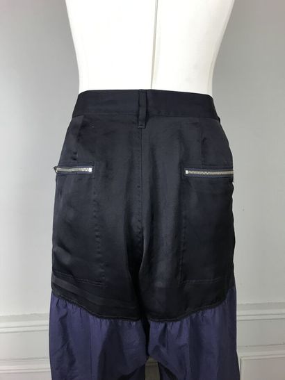 ISSEY MIYAKE n°IM56-FF035

Pantalon façon...