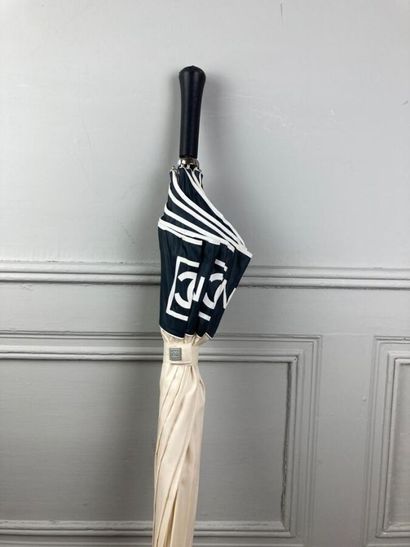CHANEL

Parapluie de golf, en nylon ivoire...