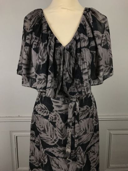 CACHAREL

Circa 1970

Robe en viscose noir...