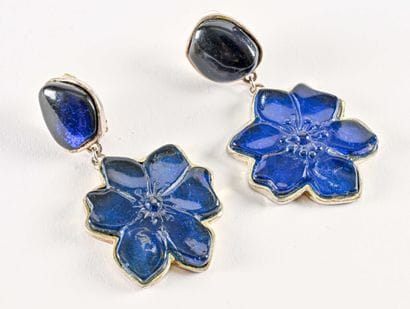 KENZO

Paire de pendants d'oreilles en métal...
