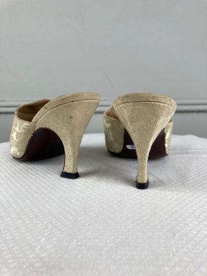 CARLOS SUARES

Paire de mules en coton broché...