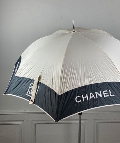 CHANEL

Parapluie de golf, en nylon ivoire...