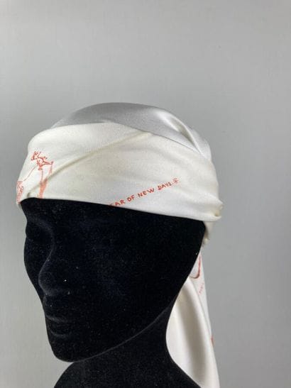HERMES Paris

Carré en twill de soie blanc...